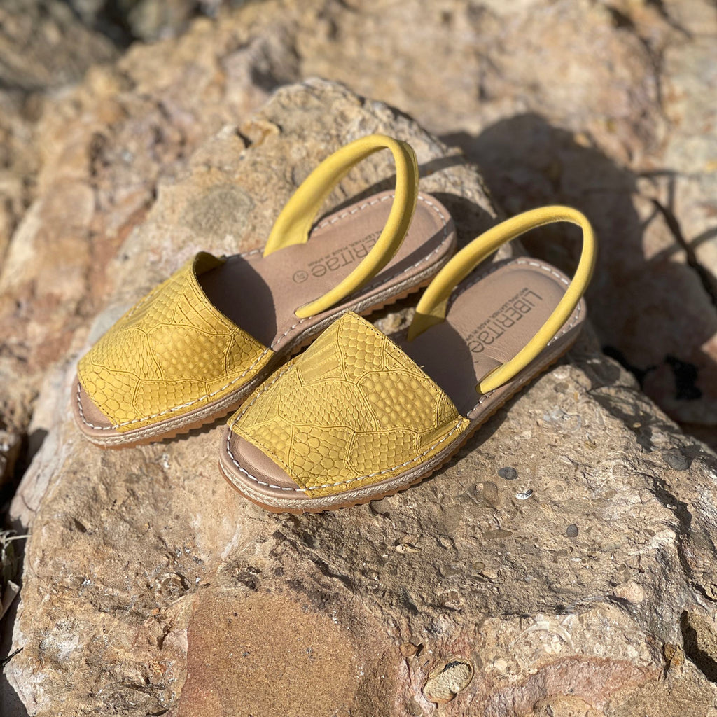 Sandalia menorquina Eriu en piel Amarillo - LIBERITAE